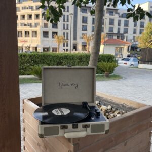 Gramofon-val oxuducu | retro pikap | Nostolji musiqi çirkli bəyaz